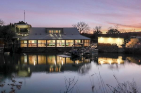 Lodge on Lake Godstone